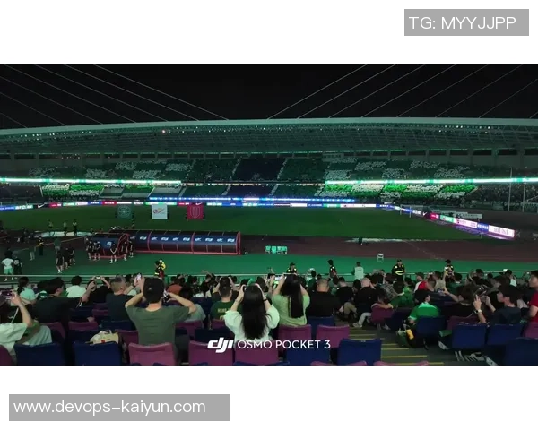 黄龙篮球场：青春热血的竞技舞台与友谊的交汇点